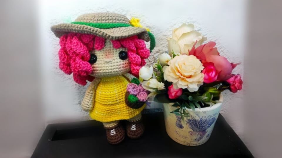 Jazmín cuida el jardín