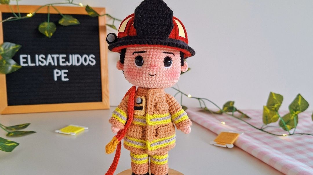 Patrón bombero amigurumi.