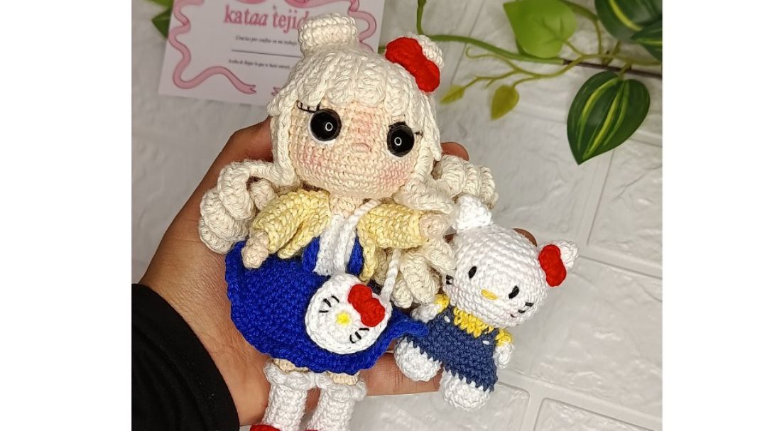 Hello Kitty y Mika