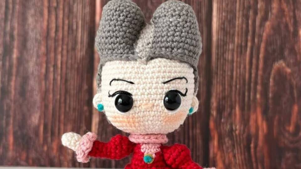 Lady Tremaine patron amigurumi