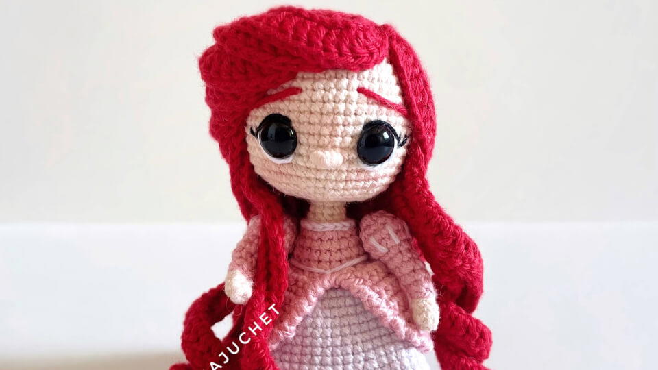 ARIEL CON VESTIDO ROSA
