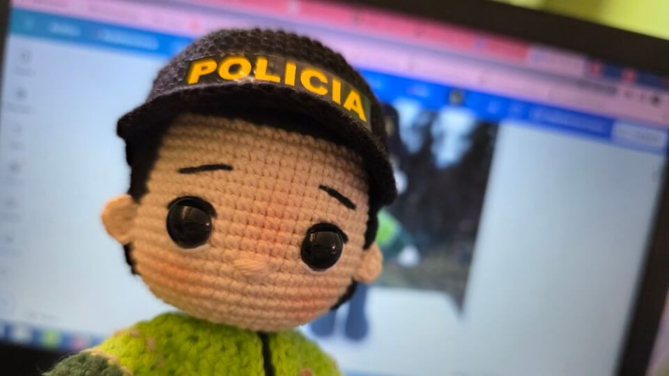 Policía amigurumi